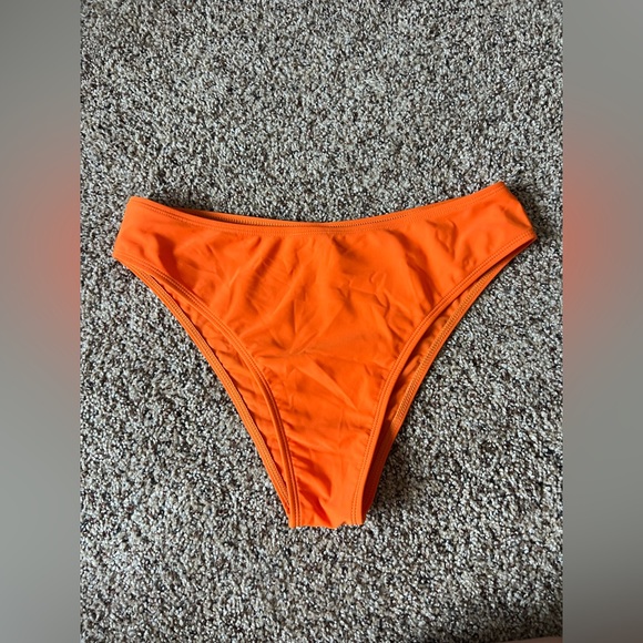 Bikini - Picture 3 of 5